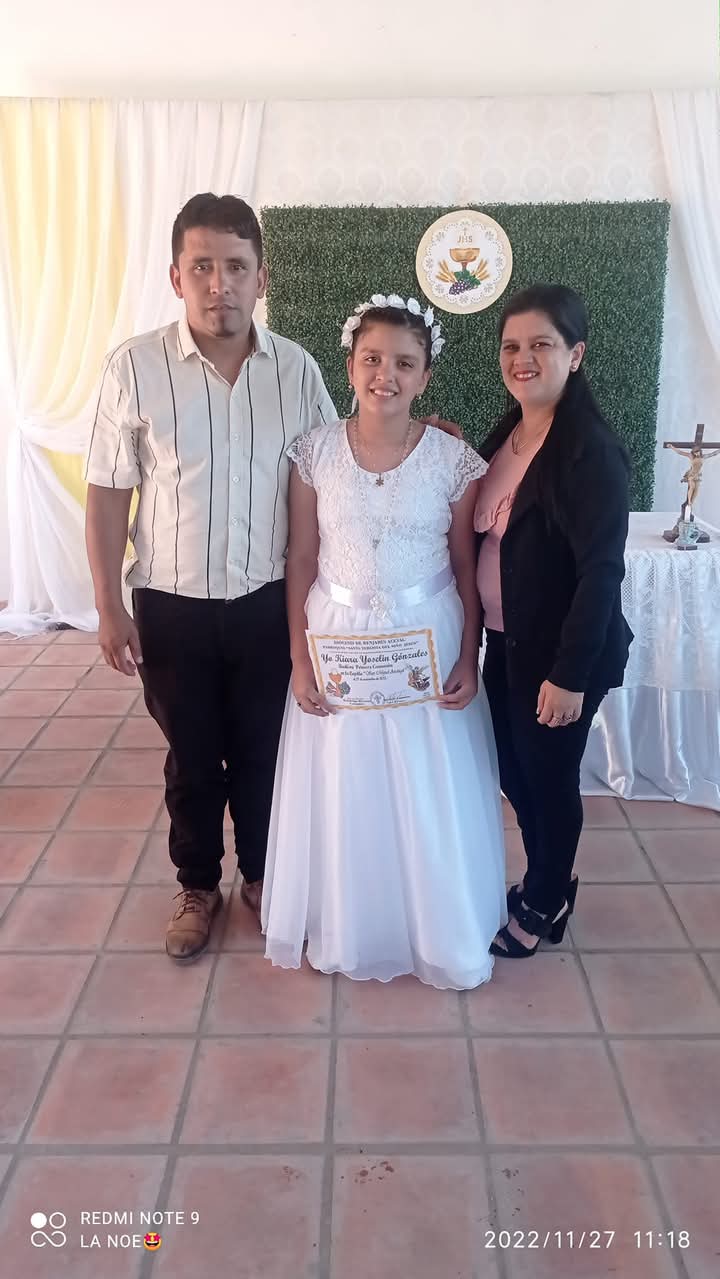 Kiara acompañada por sus padres