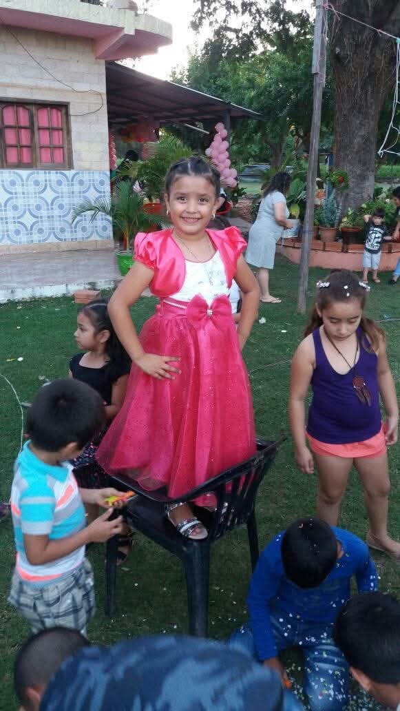 Kiara de niña con un vestido rosa