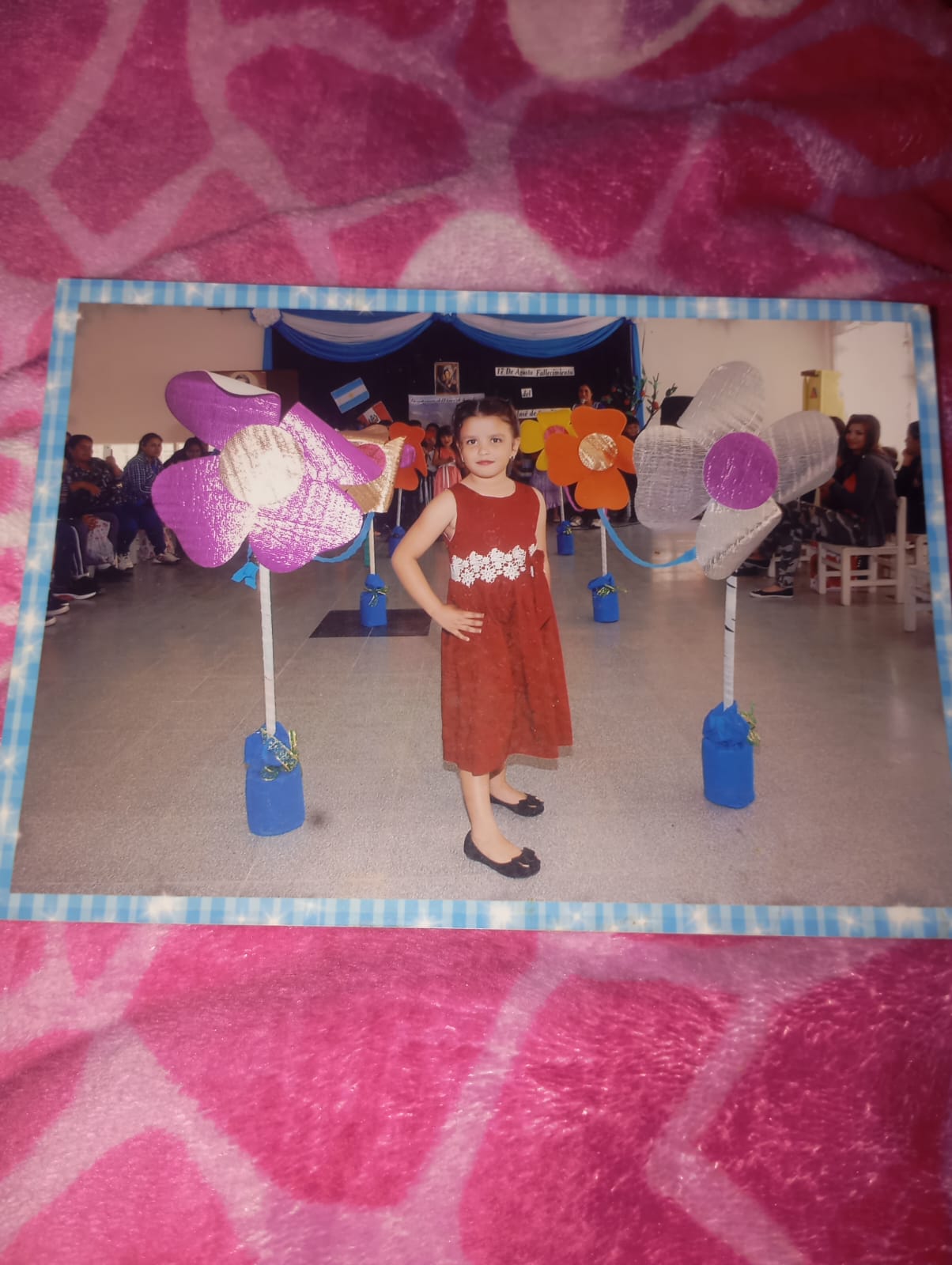 Kiara participando en un acto escolar