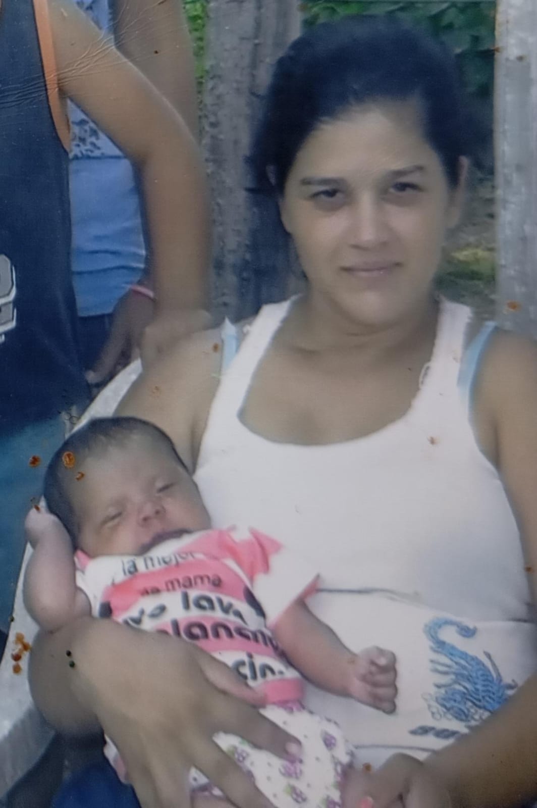 Kiara de bebé en brazos de su mamá