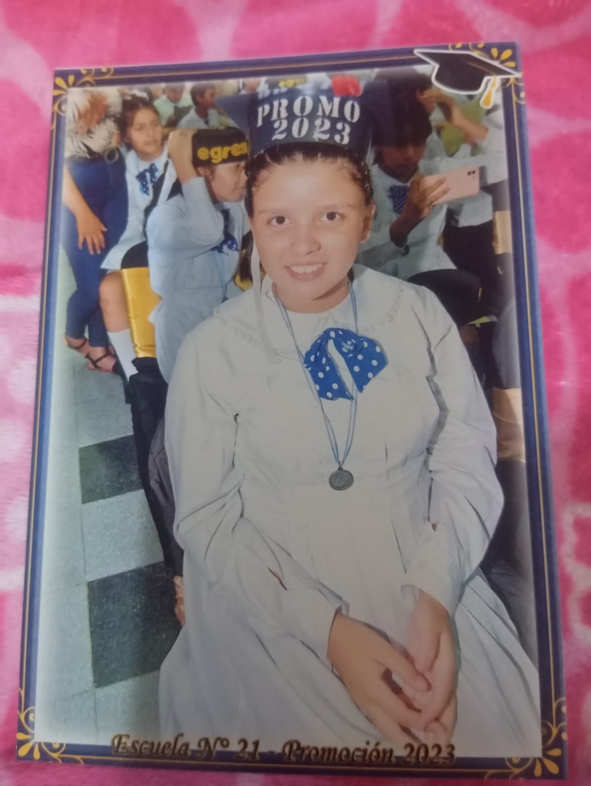 Kiara celebrando su promoción escolar